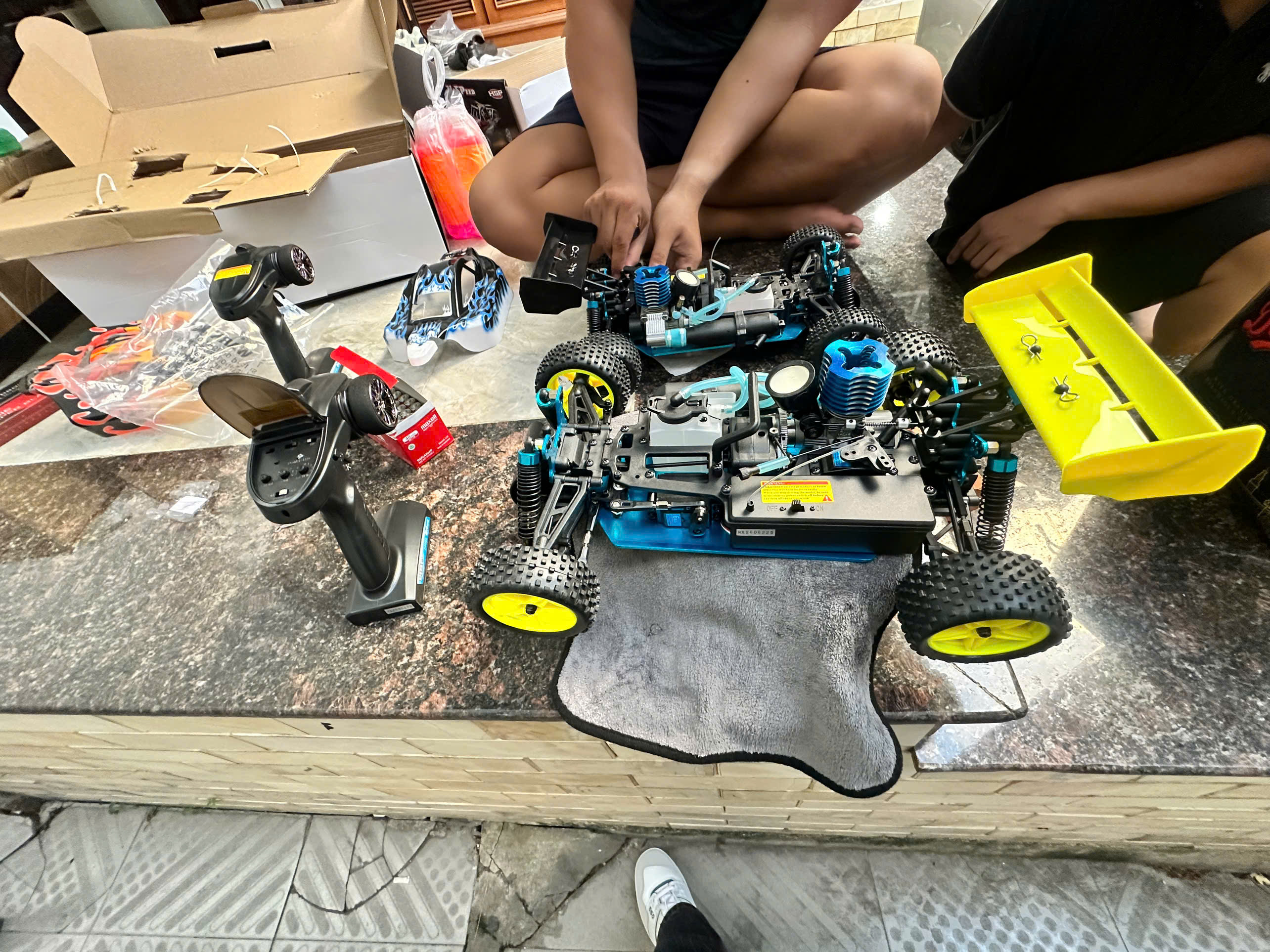 Kỹ thuật viên canh xăng gió xe RC nitro tại xưởng Quận 2